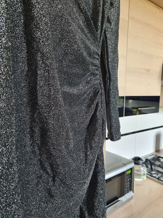 Błyszcząca sukienka Cropp z marszczeniem na boku i dekoltem