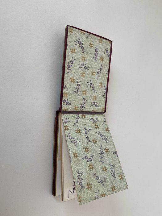 Przedwojenny pamiętnik w drewnianej oprawie