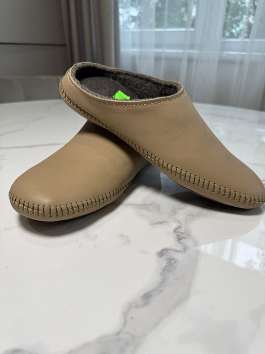 Тапки з натуральної шкіри.