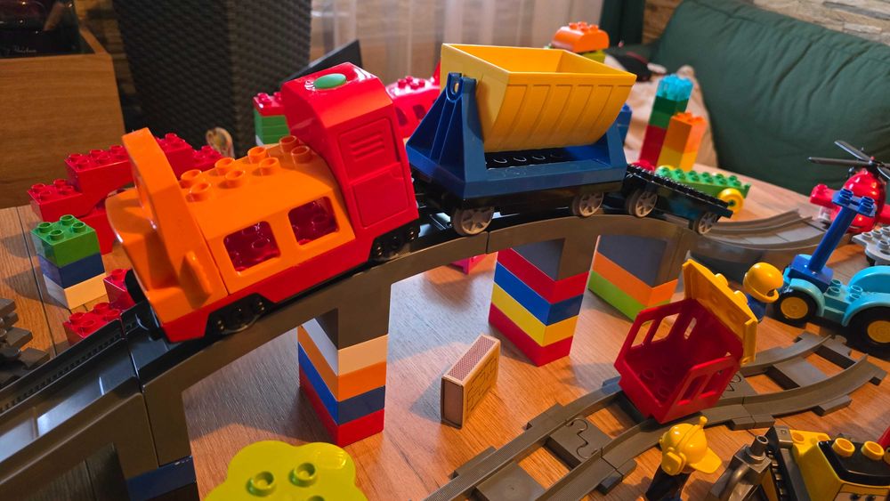 Lego Duplo Pociąg towarowy – kolejka elektryczna, tory, most, wagony + Dużo dodatków