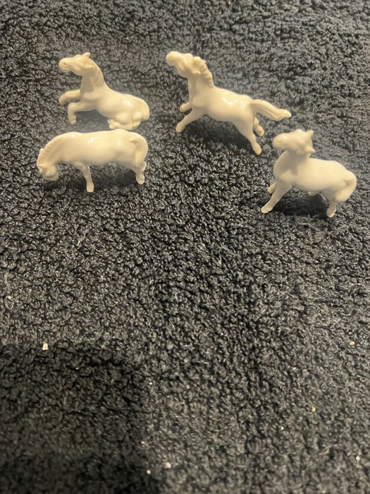 Conjunto de 7 Cavalos em Porcelana Branca Chinesa Dinastia   Tang XIX