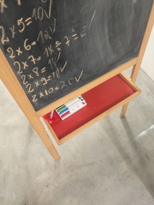 Quadro escolar com papel e ardósia