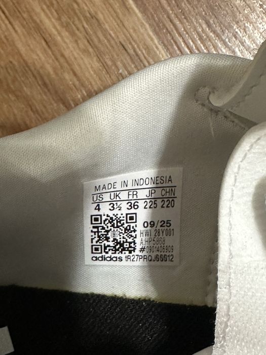 Дитячі кросівки adidas. Адідас.