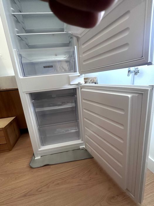 Frigorífico encastrável Whirlpool ART 66011 273L, como novo
