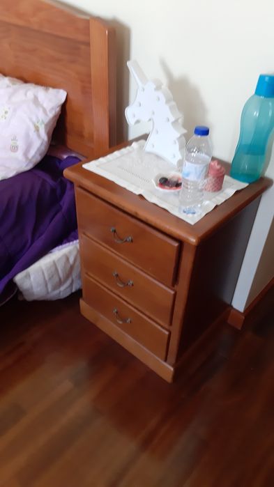 Cama de casal+ estrado+ colchão, duas mesinhas de cabeceira/ camiseiro