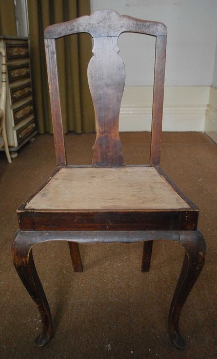 Cadeira em Madeira Antiga (Com mais de 80 Anos)