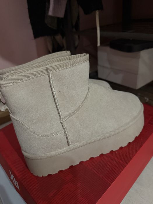 Botas de pelo novas na cor creme