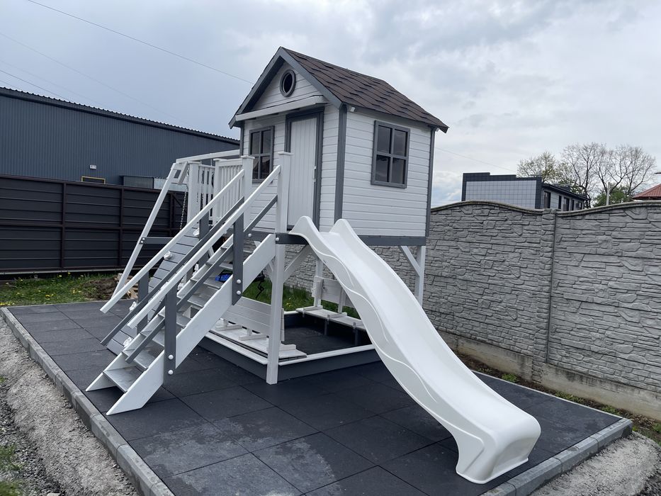 Будиночок дітям з дерева дитячий майданчик гірка гойдалка пісочниця