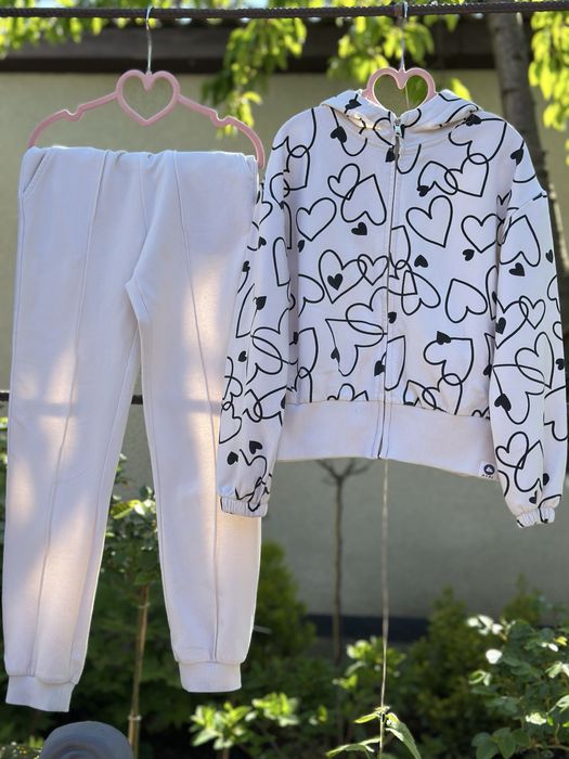 Стильный костюм Mayoral для девочки 7-9 лет. Размер 134.