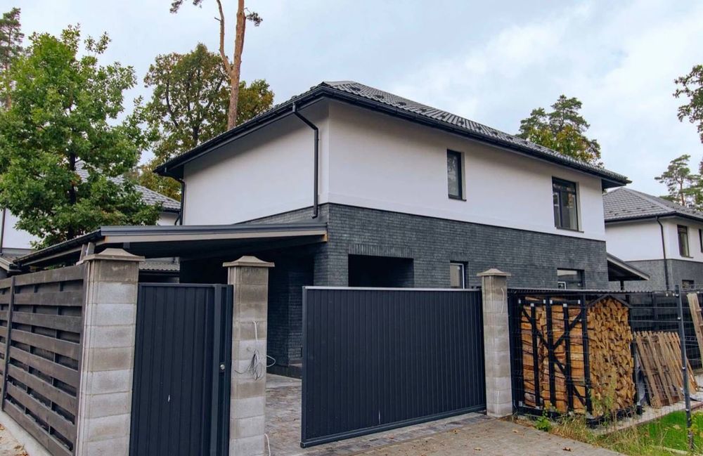 Сучасний будинок з чистовим оздобленням.