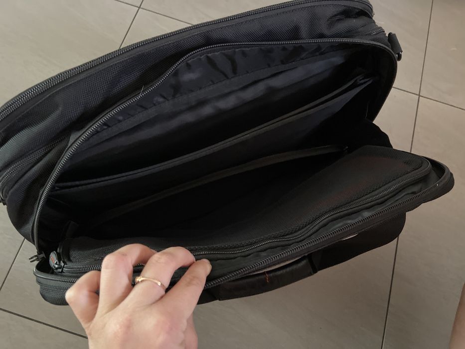 Torba pokrowiec na laptopa czarna dużo kieszonek sam Samsonite