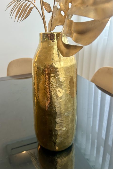 Jarra dourada + folhas decorativas