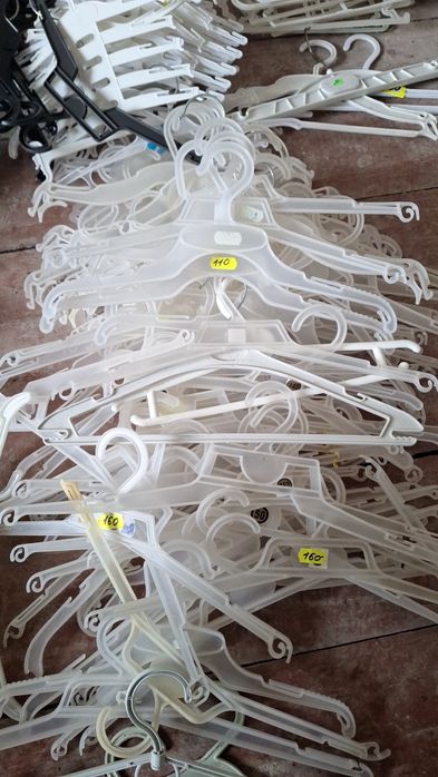 Вішаки для одягу різні