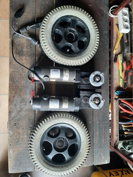 Silniki elektryczny 24V, przekładnia kontowa, motoreduktor z kołami.