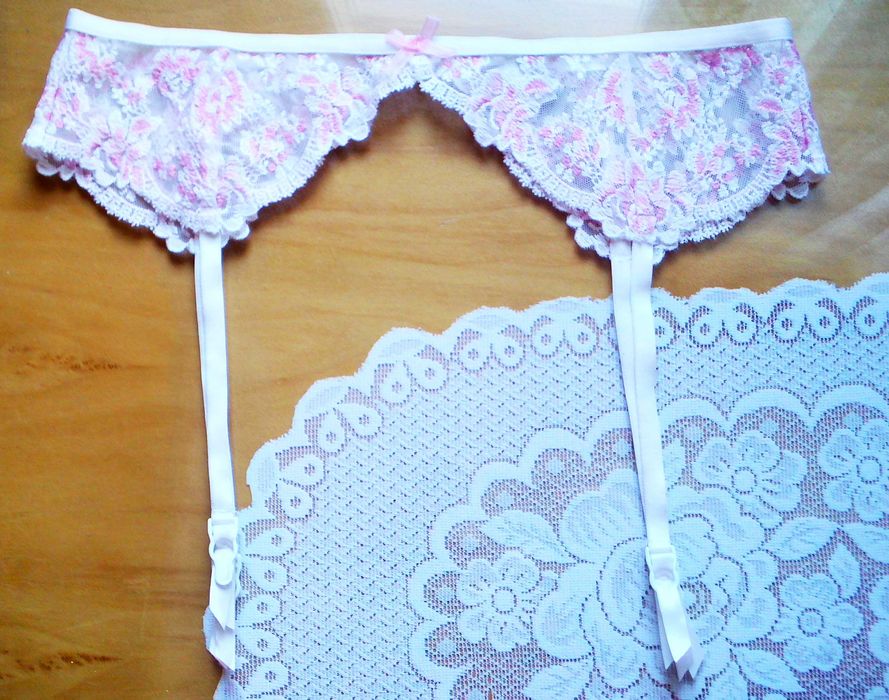 Pas do pończoch, koronkowy biało-różowy, obwód 72-90 cm