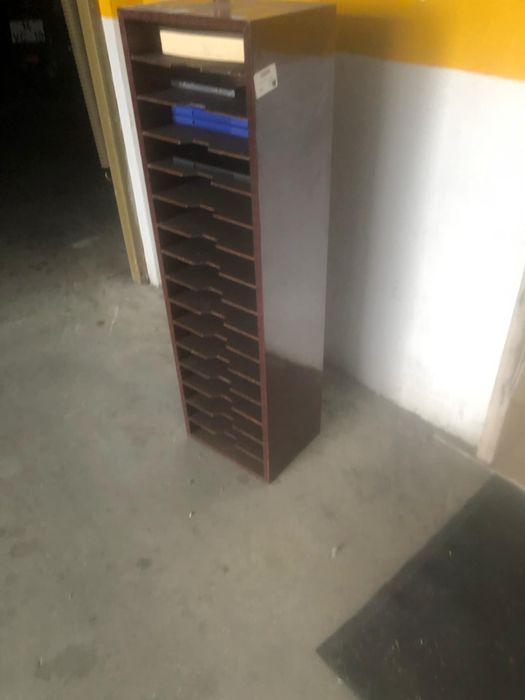 Movel para guardar livros ou discos castanho em bom estado