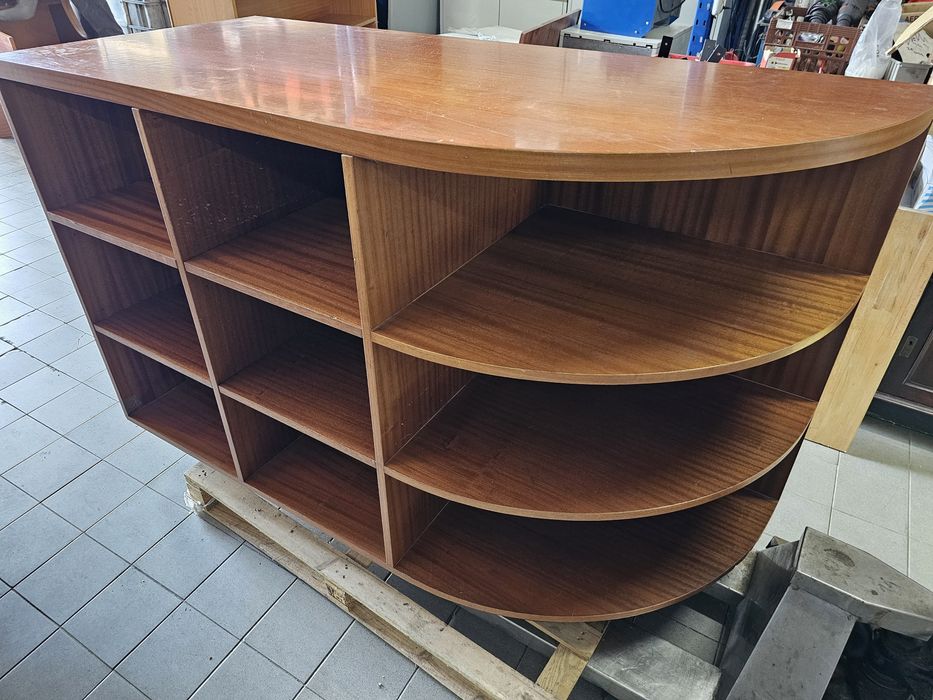 Balcão de recepção em madeira