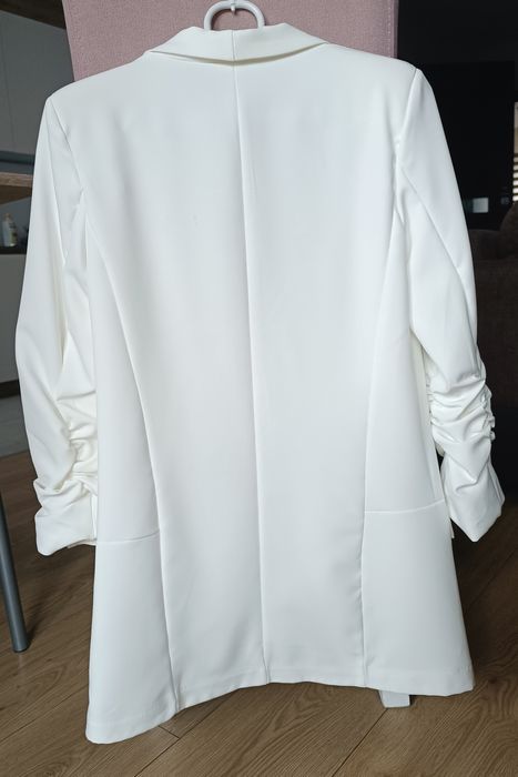 Biała klasyczna marynarka