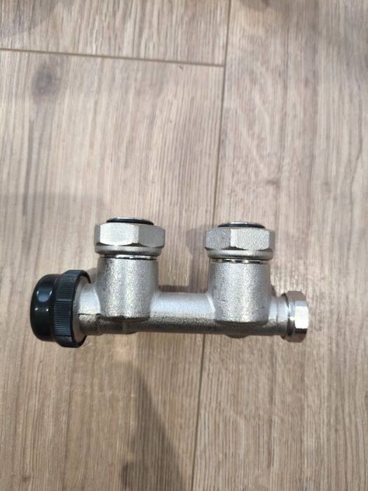 Zawór przyłączeniowy katowy portki do grzejnika z nyplem 1/2