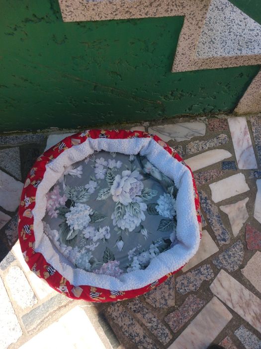 Cama muito bonita para cão ou gato nova