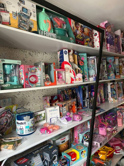 Продаж іграшок ,стелажів ,