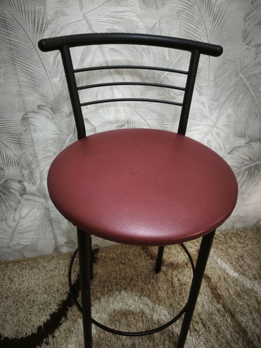 Високий барний стілець бордового кольору