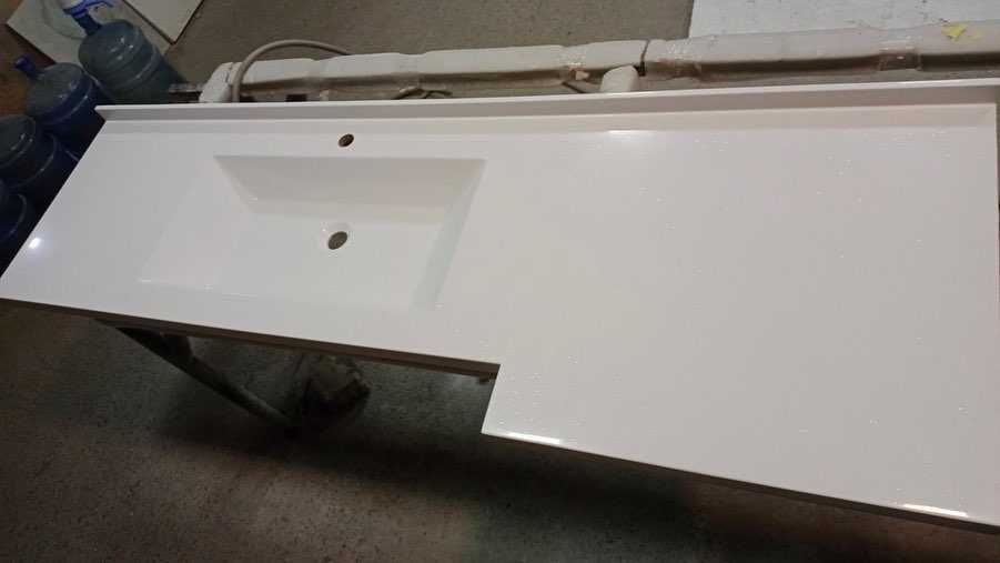 Стільниця у ванну кімнату з суцільнолитим умивальником водостійка