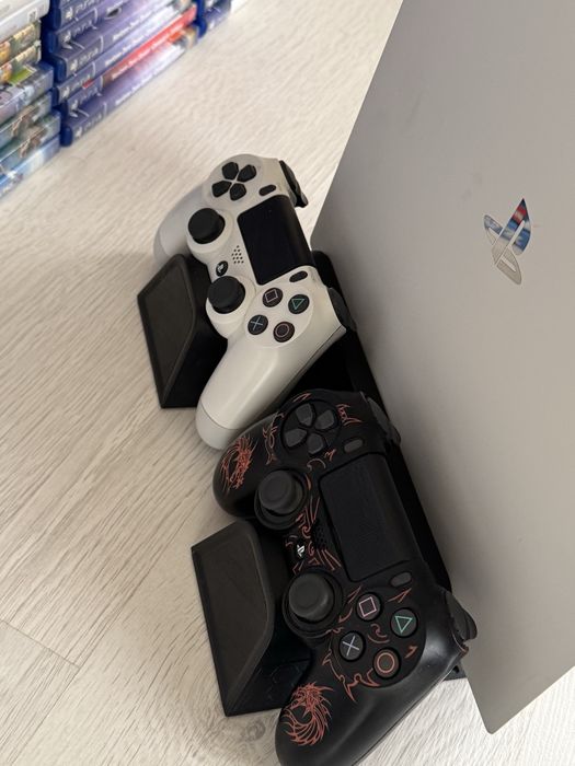 Playstation 4 pro 1TB 2 джойстика