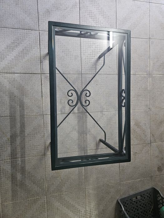 Conjunto de móveis em ferro