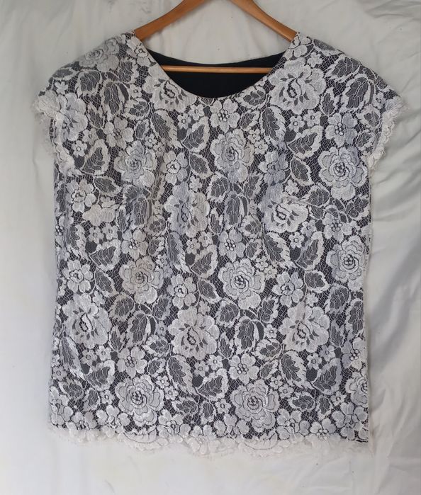 Blusa em renda branca e fundo preto