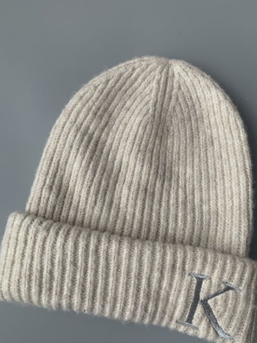 Красива шапуля з буквою