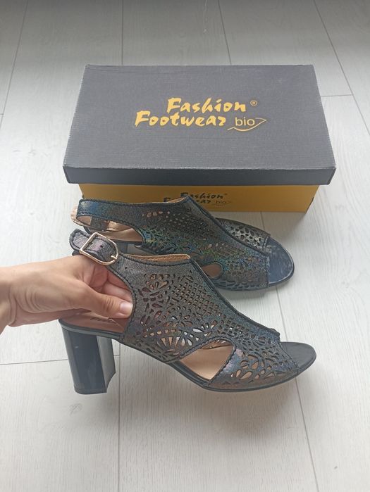 Кожаные женские босоножки