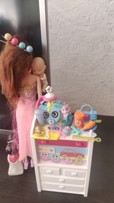 Барбі з новонародженим