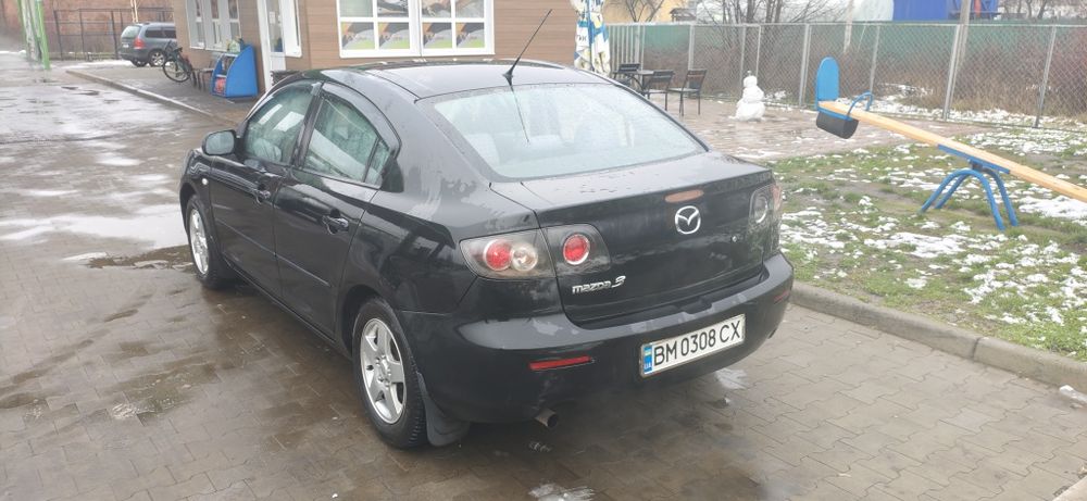 Мазда 3 седан чорний