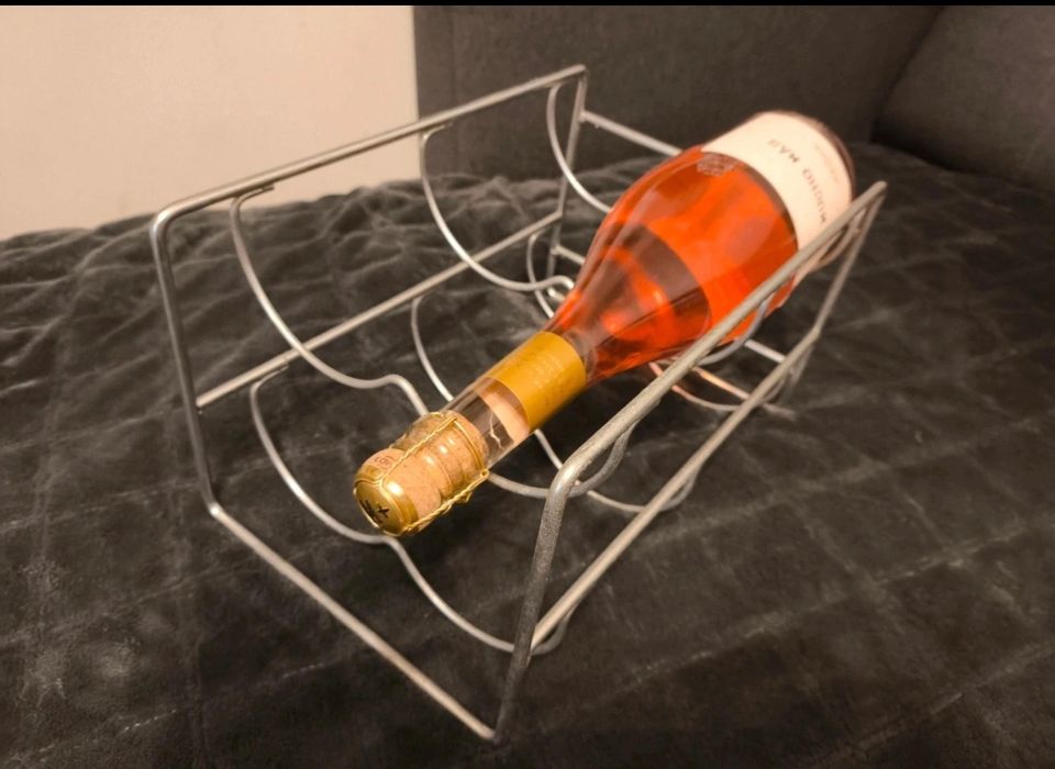 Metalowy stojak na wino i napoje