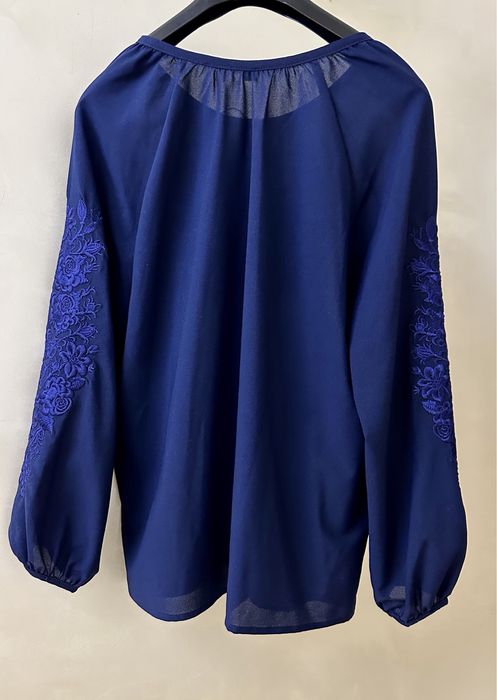 Блуза вишиванка синя з вишитими квітами блузка вышиванка синяя в цветы