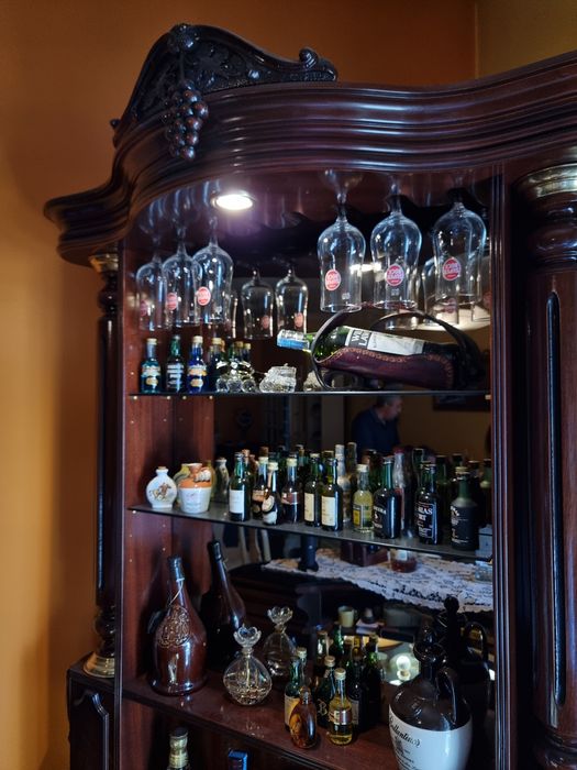 Bar de canto em madeira escura c/banco