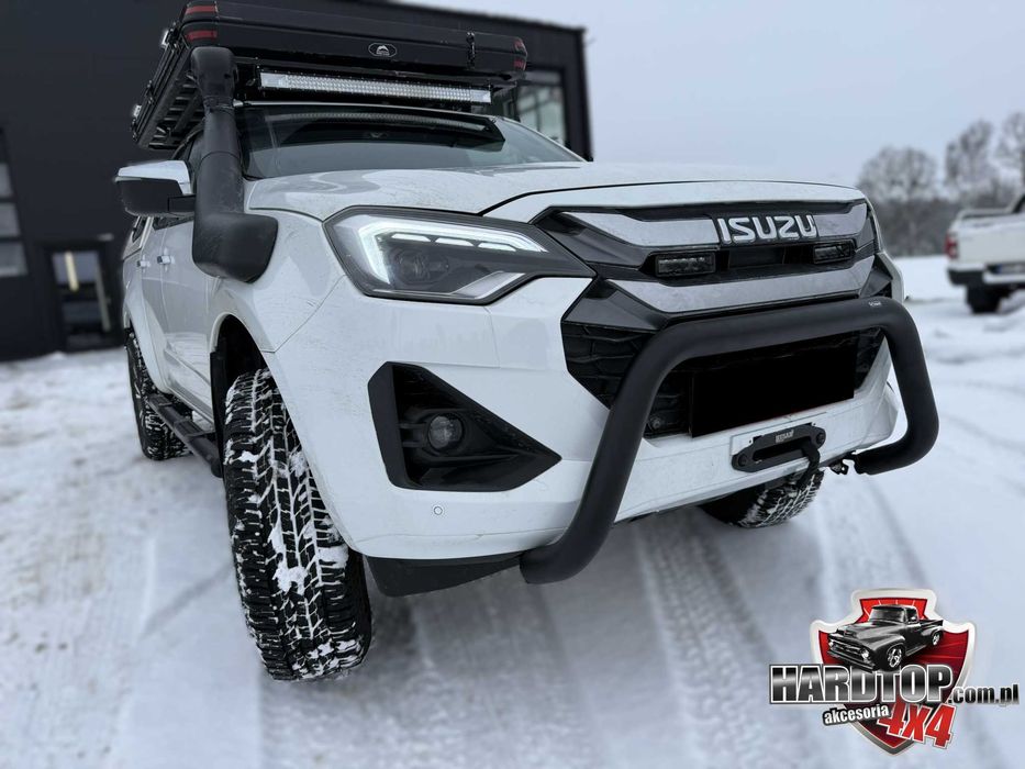 Stopnie boczne z nakładkami plastikowymi Czarne  DC Isuzu D-Max 2020+
