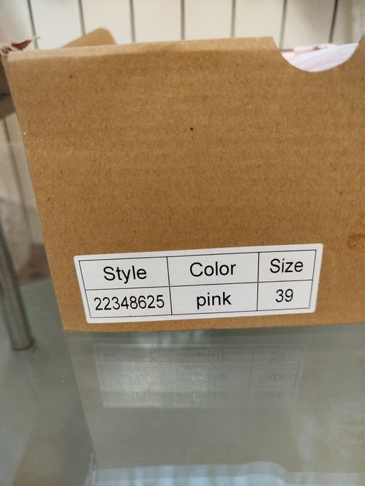 Кросівки жіночі. Нові.