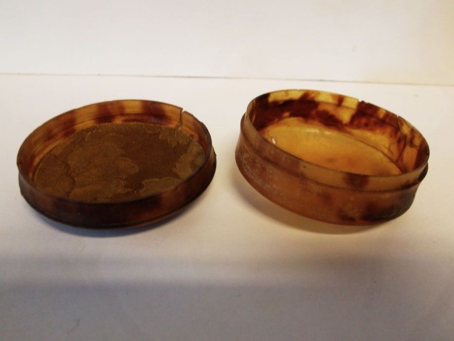 antiga caixa de rapé em tortoise com incrustações em ouro Sec.XIX