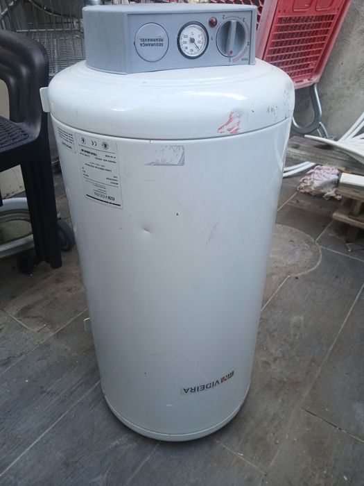 Cilindro água quente em cobre de 50l cada 120 euros cada um os dois 200 euros