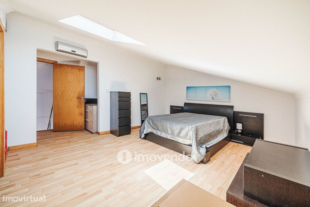 Moradia T3+1 de design moderno, com jardim, na Quinta do Anjo