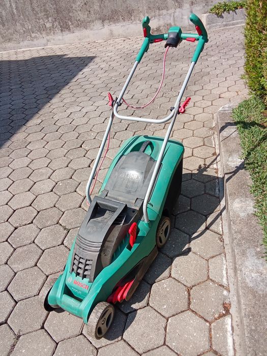 Máquina de cortar relva