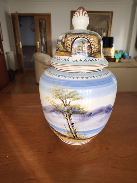 Pote em loiça pintado à mao