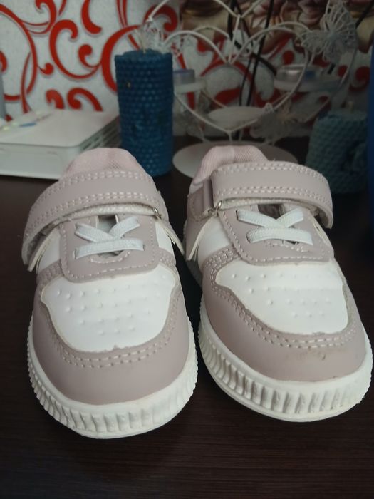 Продам кросівки для дівчинки.