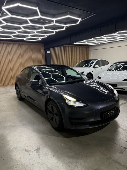 Tesla Model 3 — fotografia 3