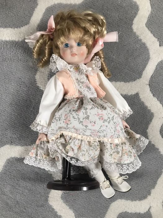 Lalka z porcelany