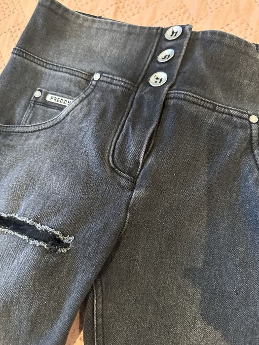 Freddy jeans rozmiar S push up modelujące z przetarciami i dziurami