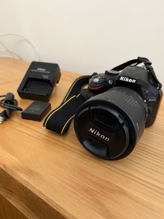 NIKON D5200 com lente e acessórios em bom estado