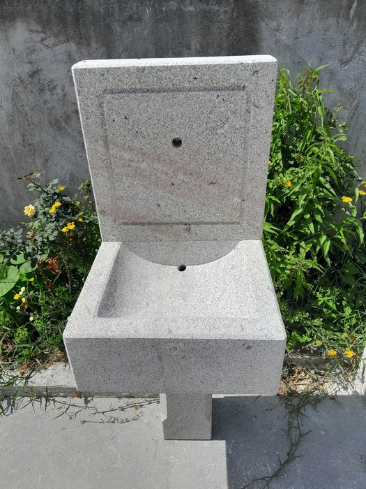 Fontanário em granito, linhas simples